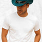 Un homme porte le Chapeau Cowboy Authentique vert