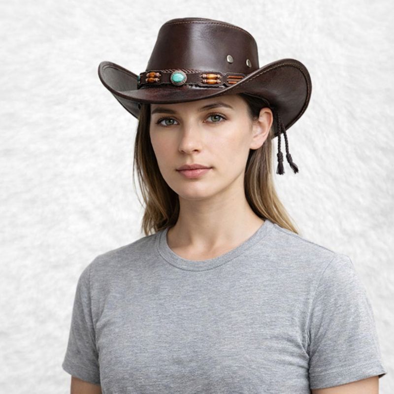 Une femme porte le Chapeau Cowboy Cuir marron Femme ​