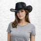 Une femme porte le Chapeau Cowboy Cuir noir