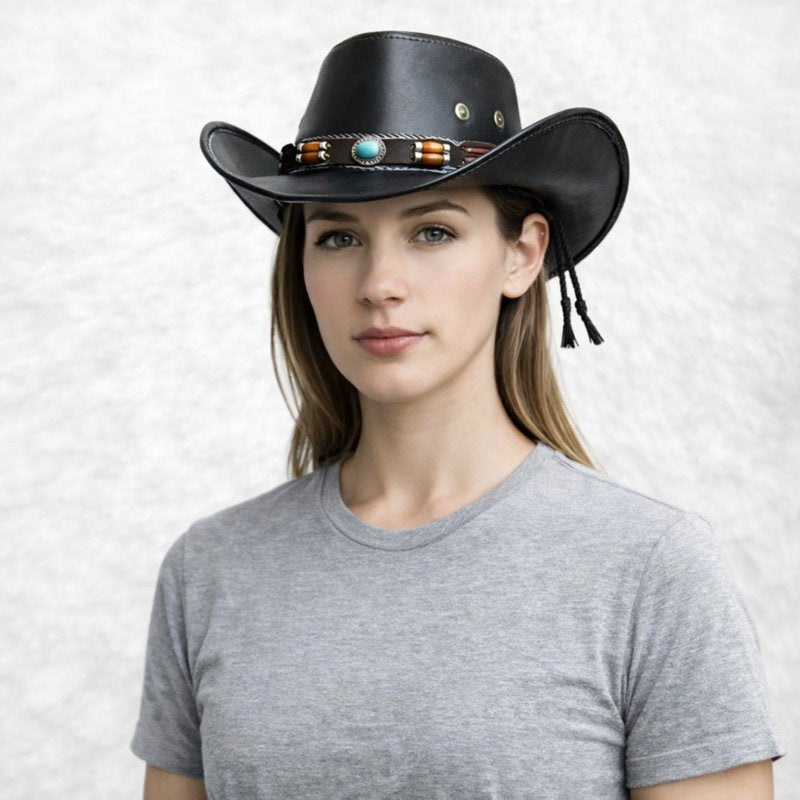 Un homme porte le Chapeau Cowboy Cuir noir Femme ​