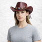 Une femme porte le Chapeau Cowboy Cuir rouge Femme ​