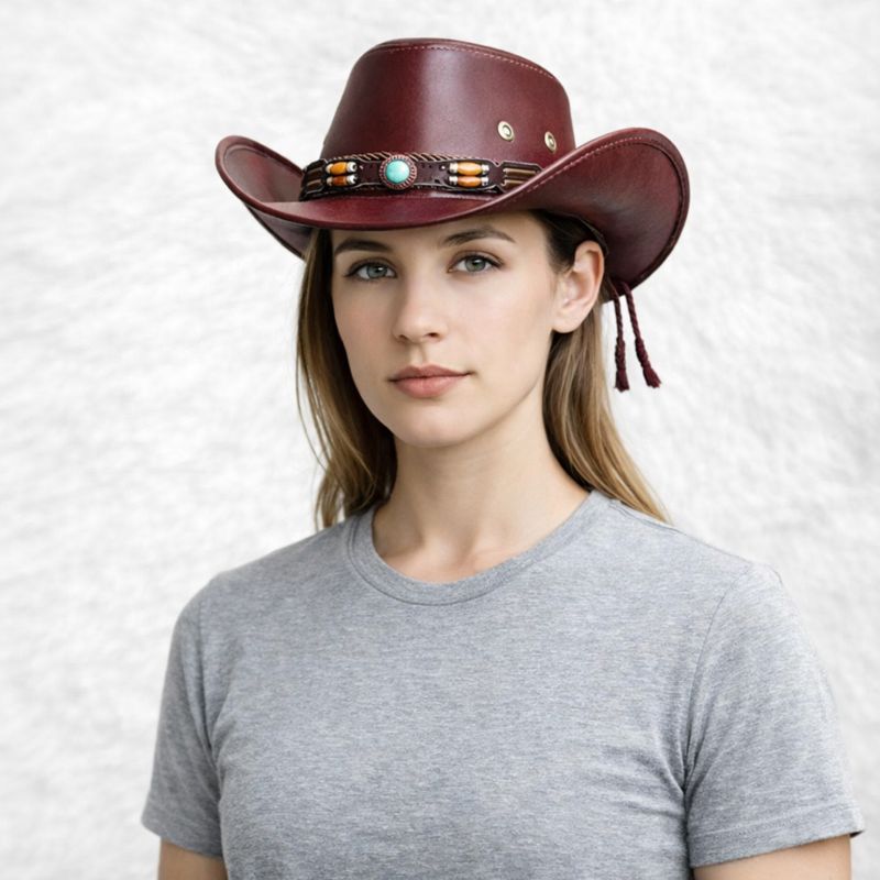Une femme porte le Chapeau Cowboy Cuir rouge Femme ​