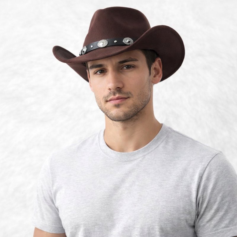 Un homme porte le Chapeau Cowboy Déguisement​ marron
