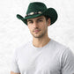 Un homme porte le Chapeau Cowboy Déguisement​ vert