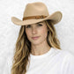 Une femme porte le Chapeau Cowboy Femme beige
