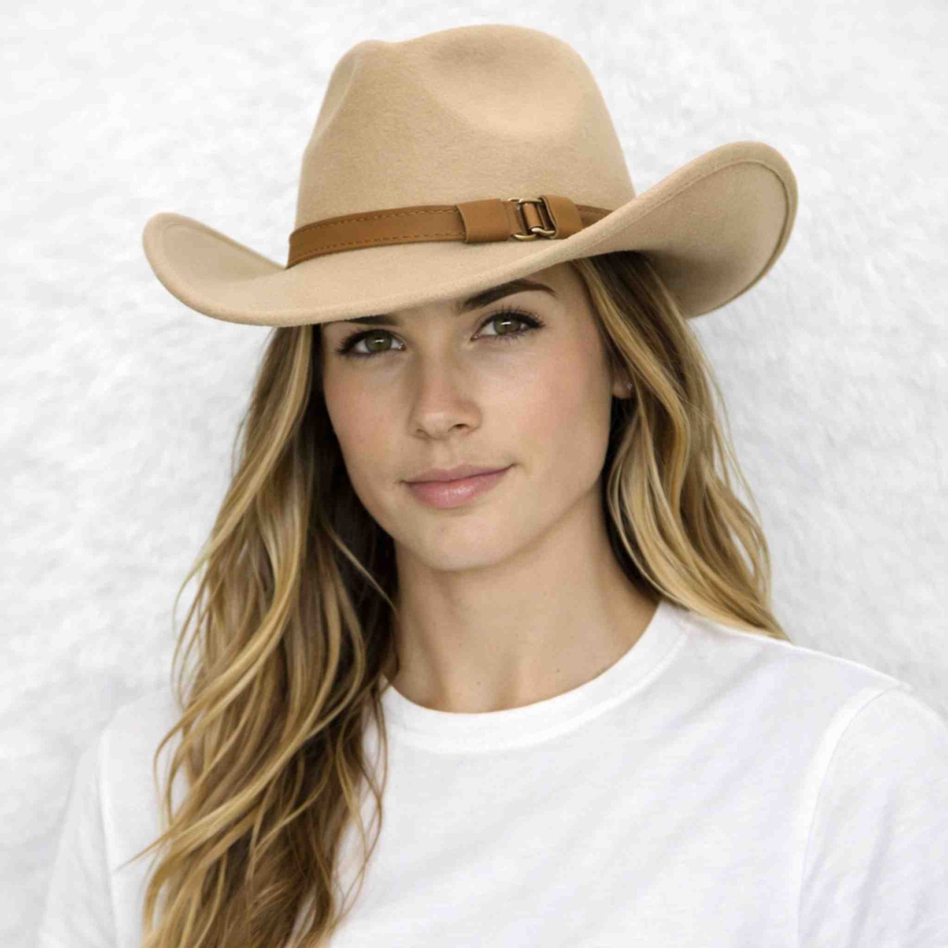 Une femme porte le Chapeau Cowboy Femme beige