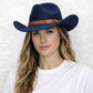 Une femme porte le Chapeau Cowboy Femme bleu nuit
