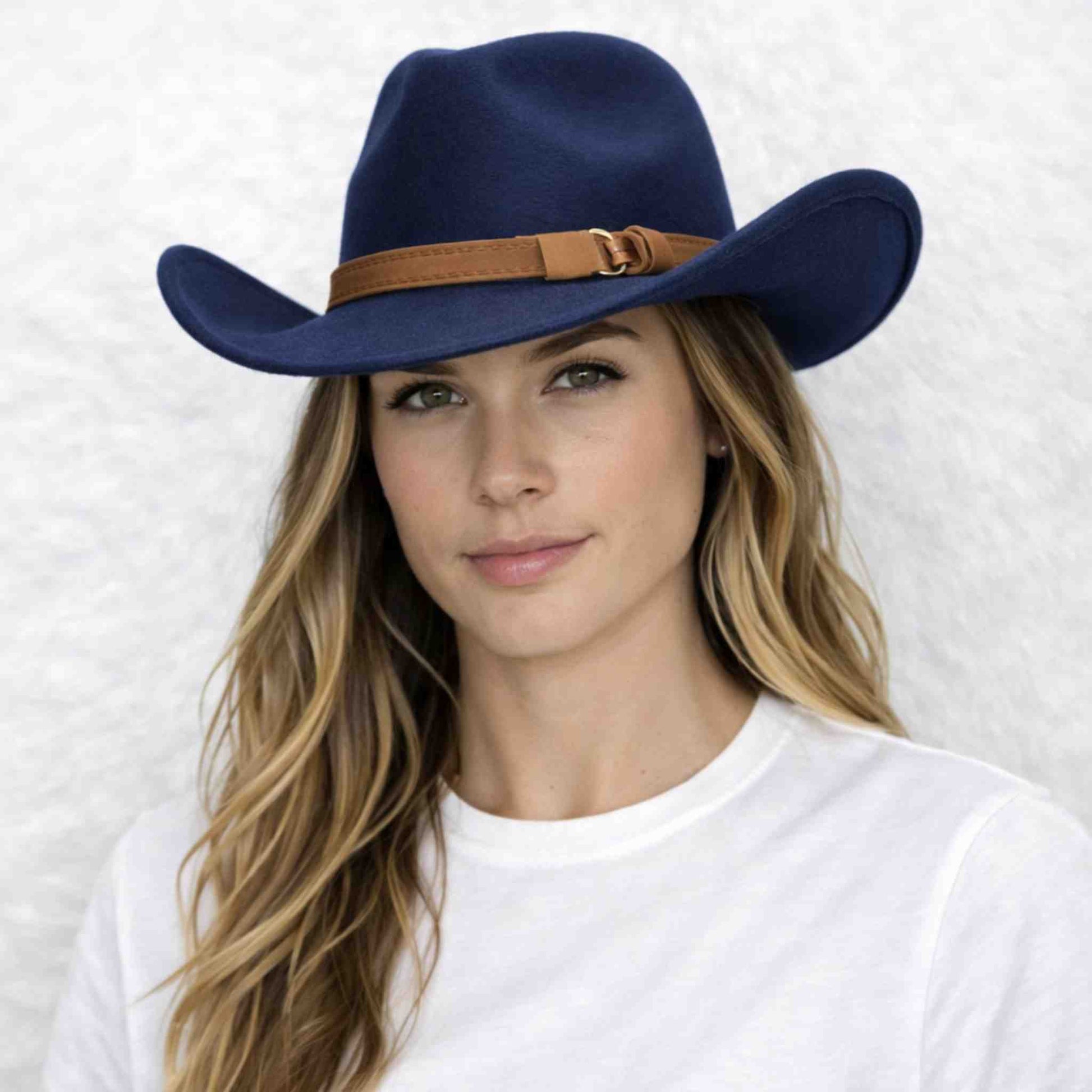 Une femme porte le Chapeau Cowboy Femme bleu nuit