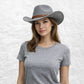 Une femme porte le Chapeau Cowboy Femme gris