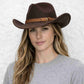Une femme porte le Chapeau Cowboy Femme marron