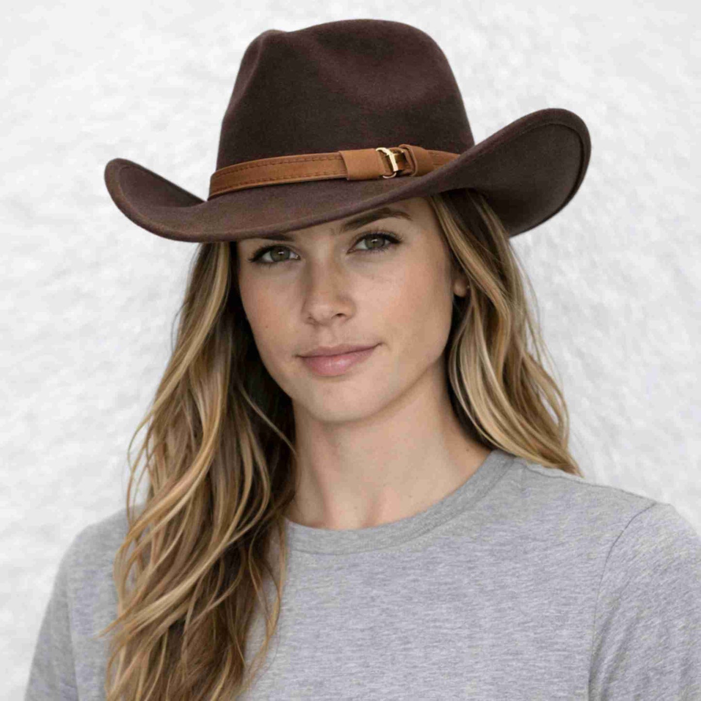 Une femme porte le Chapeau Cowboy Femme marron