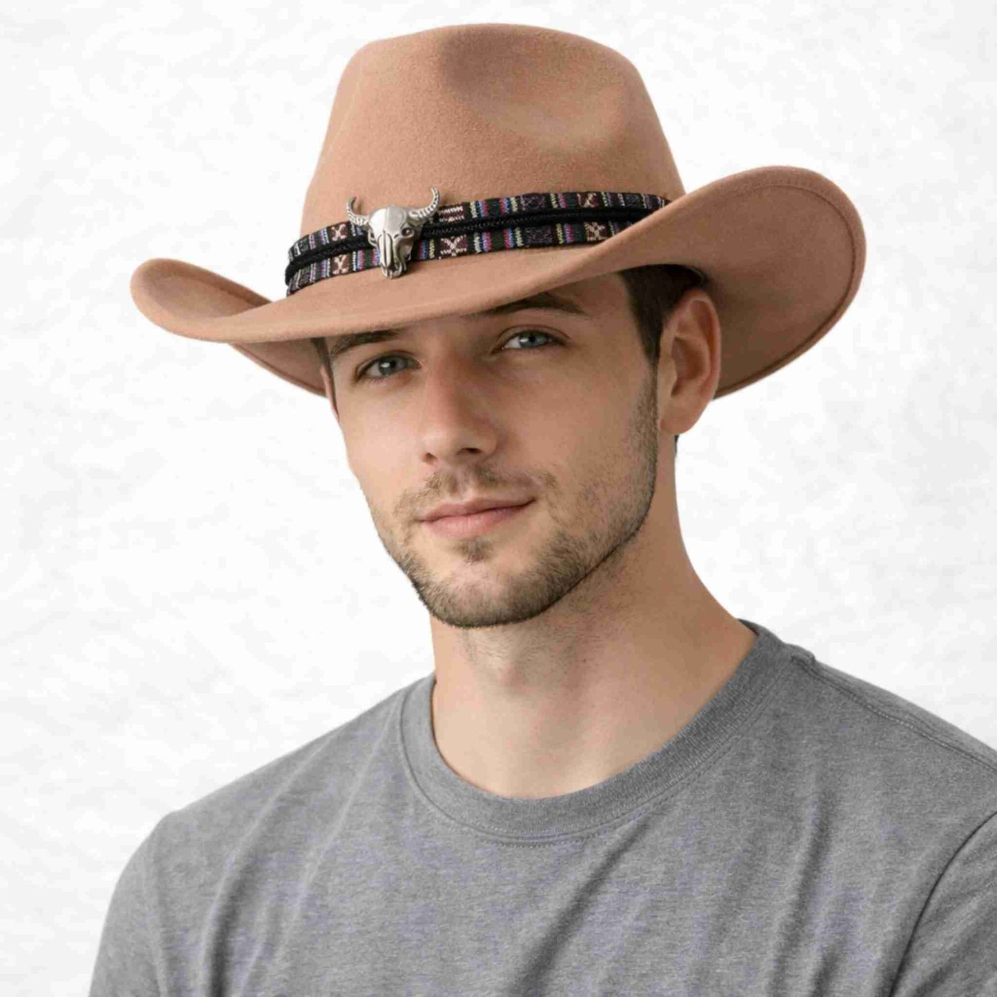 Un homme porte le Chapeau Cowboy Feutre​ beige