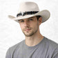 Un homme porte le Chapeau Cowboy Feutre​ blanc