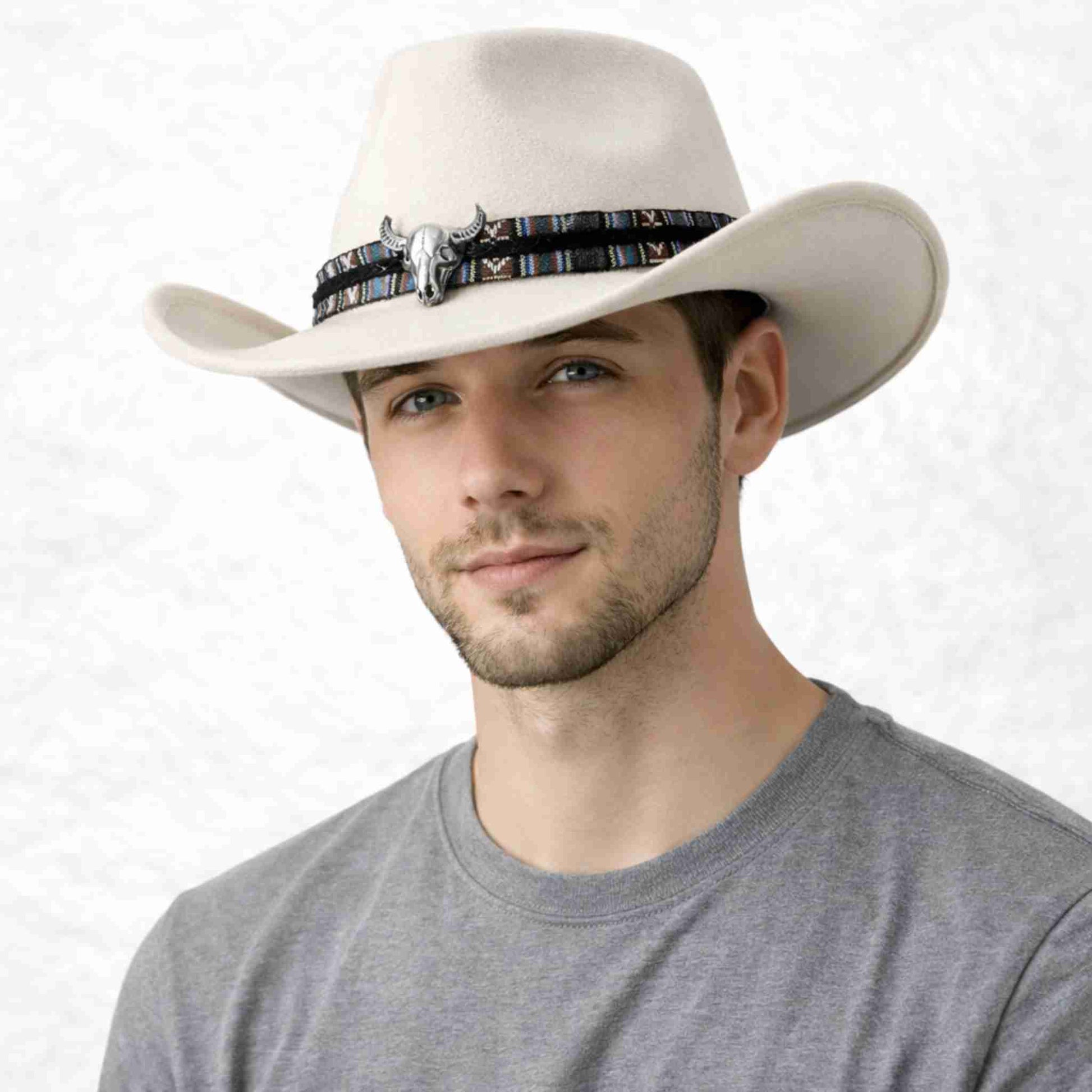 Un homme porte le Chapeau Cowboy Feutre​ blanc