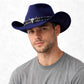 Un homme porte le Chapeau Cowboy Feutre​ bleu