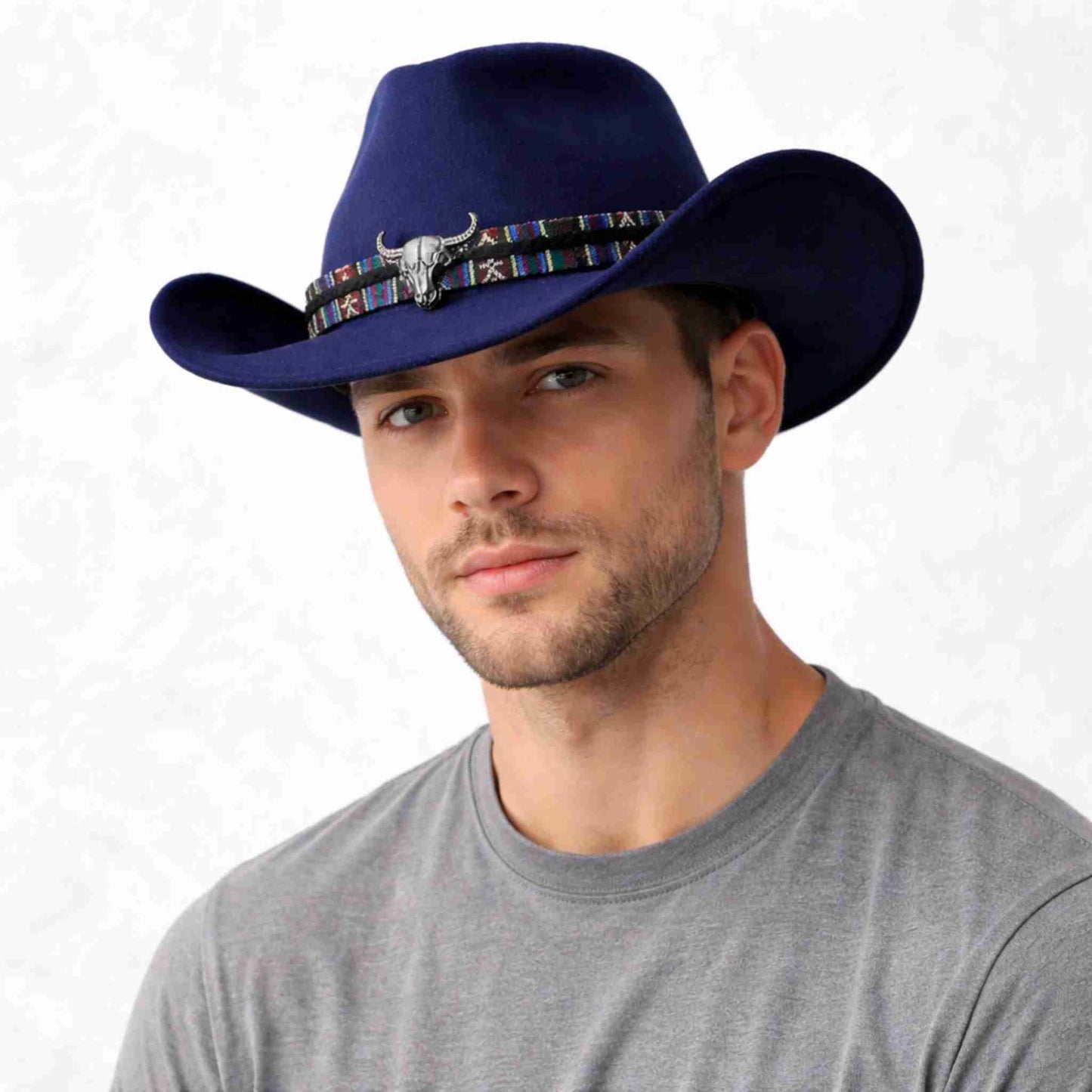 Un homme porte le Chapeau Cowboy Feutre​ bleu