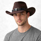 Un homme porte le Chapeau Cowboy Feutre​ marron