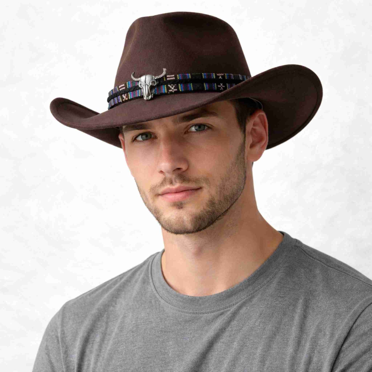 Un homme porte le Chapeau Cowboy Feutre​ marron