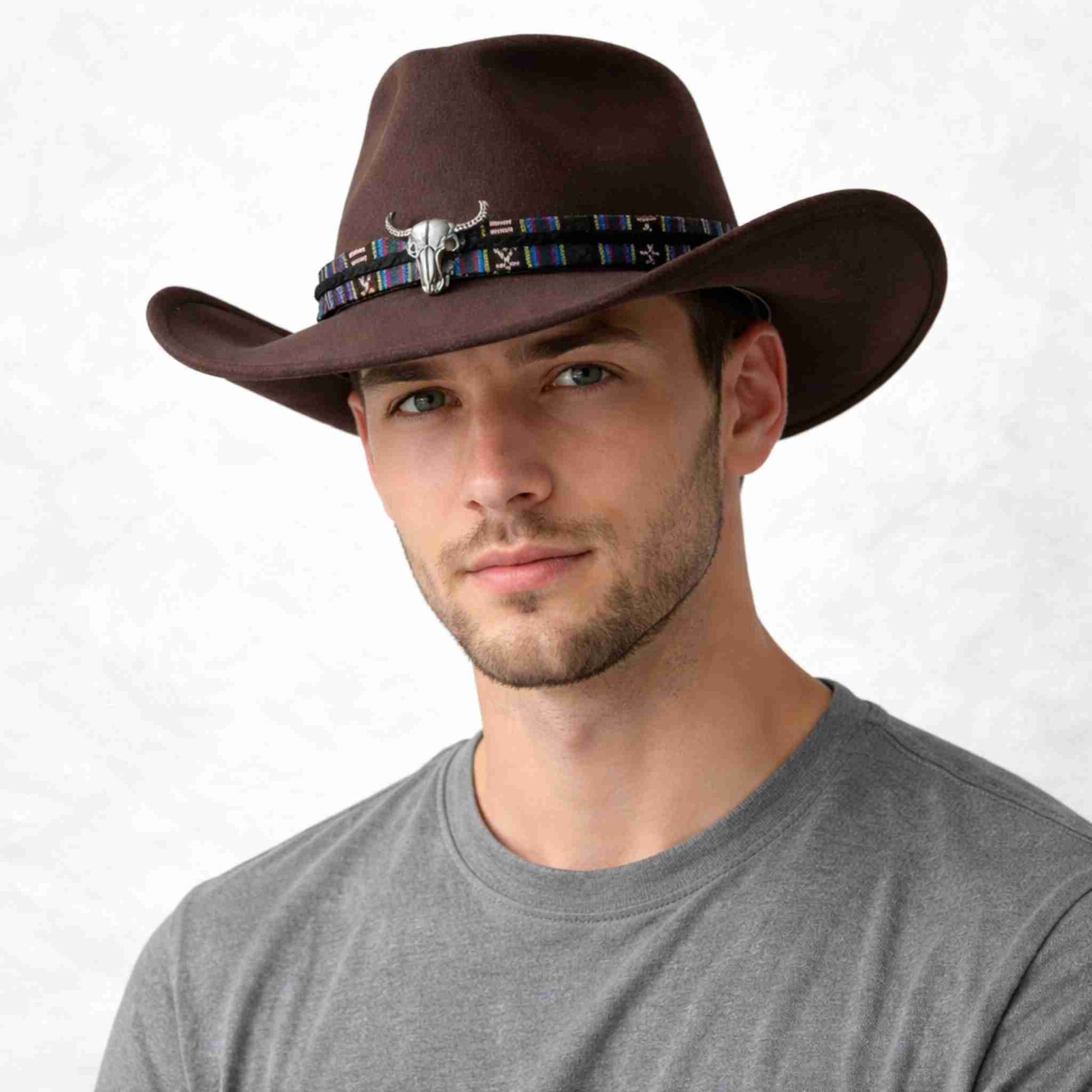 Un homme porte le Chapeau Cowboy Feutre​ marron