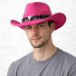 Un homme porte le Chapeau Cowboy Feutre​ rose fuchsia