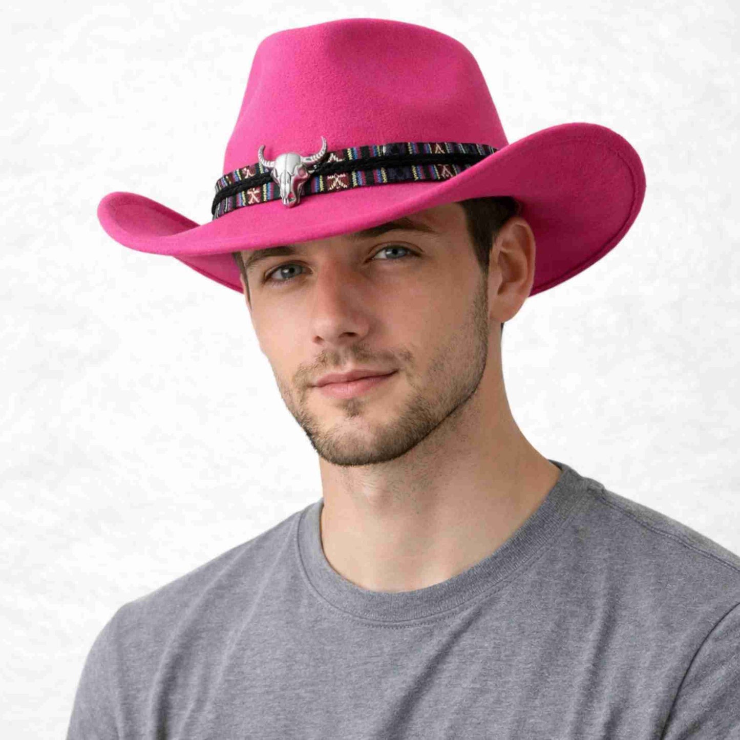 Un homme porte le Chapeau Cowboy Feutre​ rose fuchsia