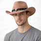 Un homme porte le Chapeau Cowboy Feutre​ rose pâle