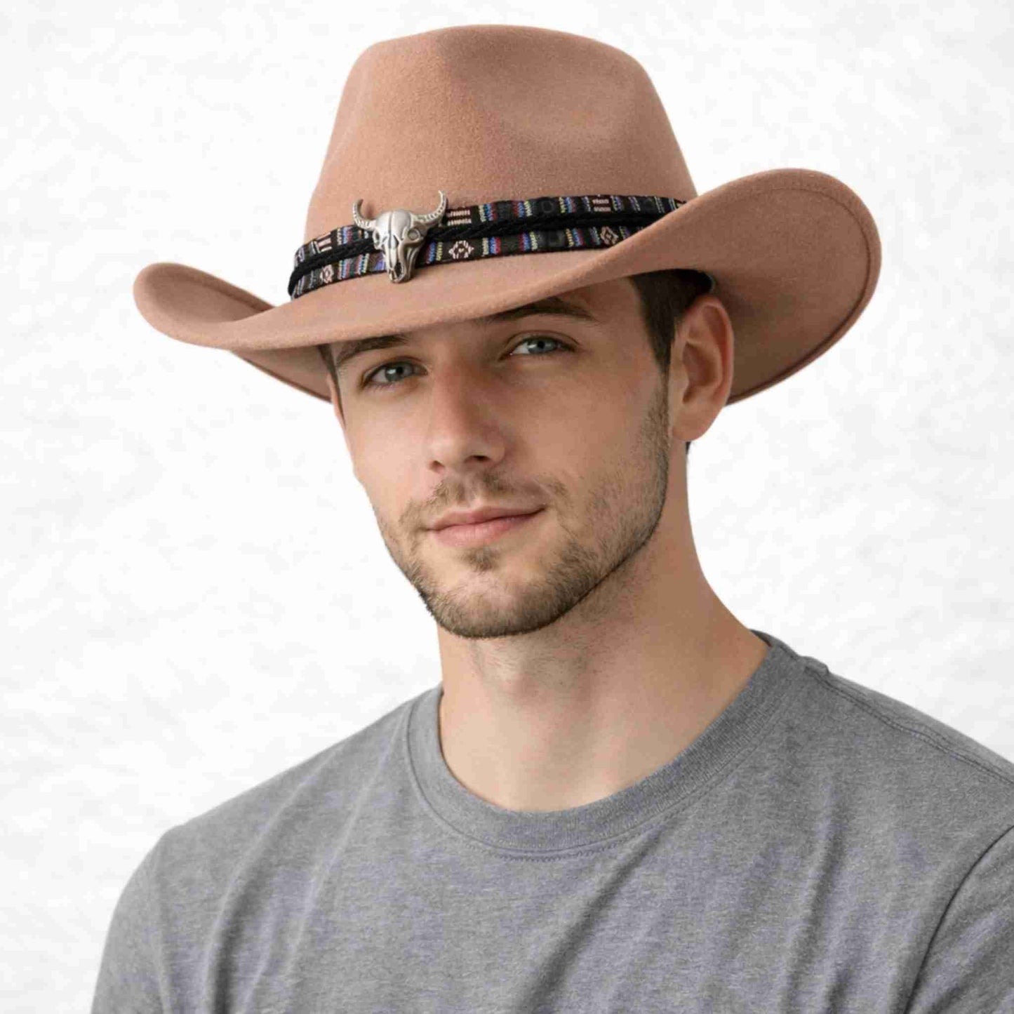 Un homme porte le Chapeau Cowboy Feutre​ rose pâle