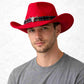 Un homme porte le Chapeau Cowboy Feutre​ rouge