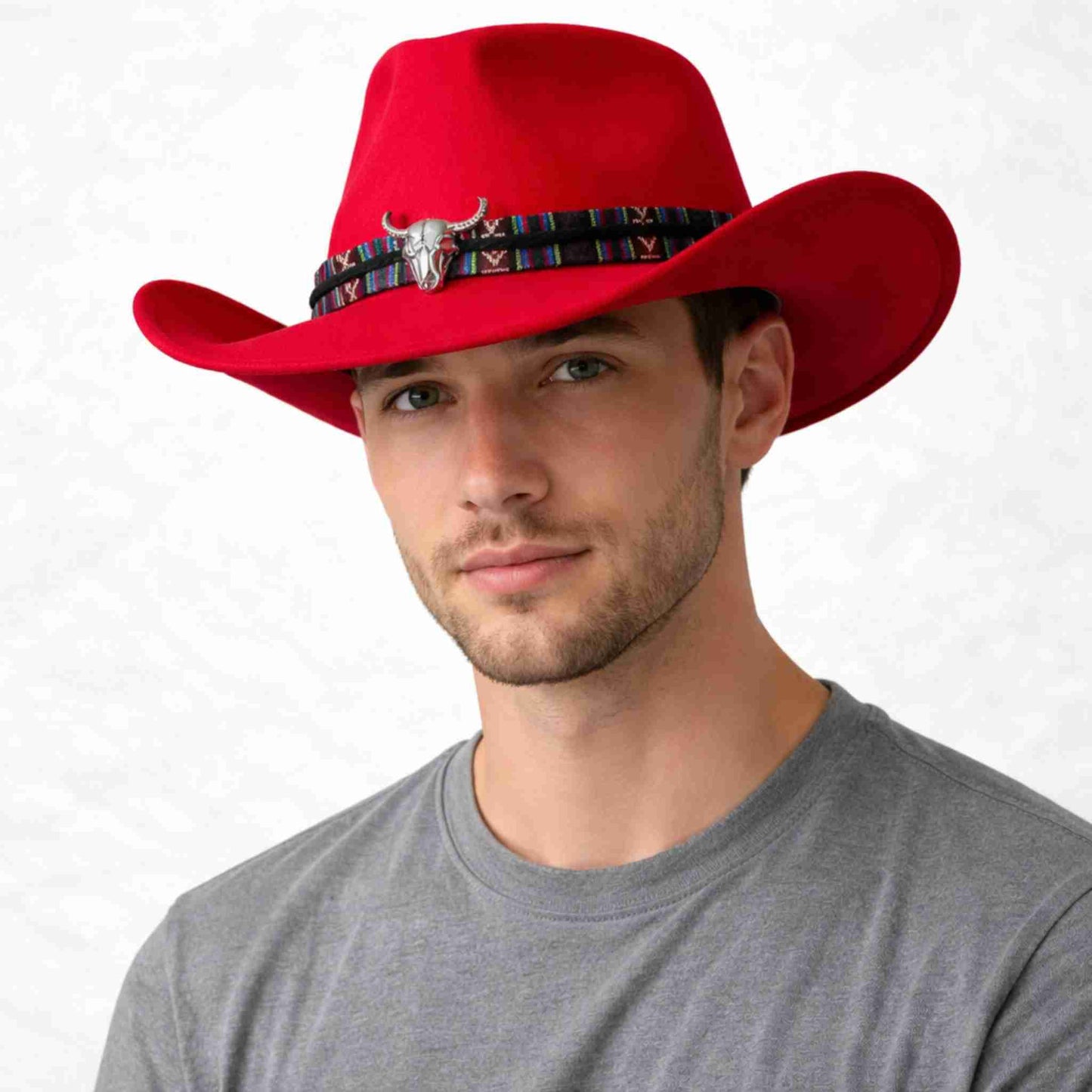 Un homme porte le Chapeau Cowboy Feutre​ rouge