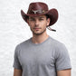 Un homme porte le Chapeau Cowboy Homme cuir​ rouge