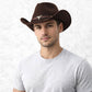 Un homme porte le Chapeau Cowboy Homme marron