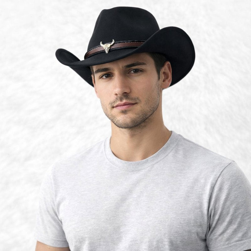 Un homme porte Chapeau Cowboy Homme noir