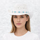 Une femme porte le Chapeau Cowboy Paille Femme​ blanc