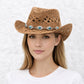 Une femme porte le Chapeau Cowboy Paille Femme​ marron