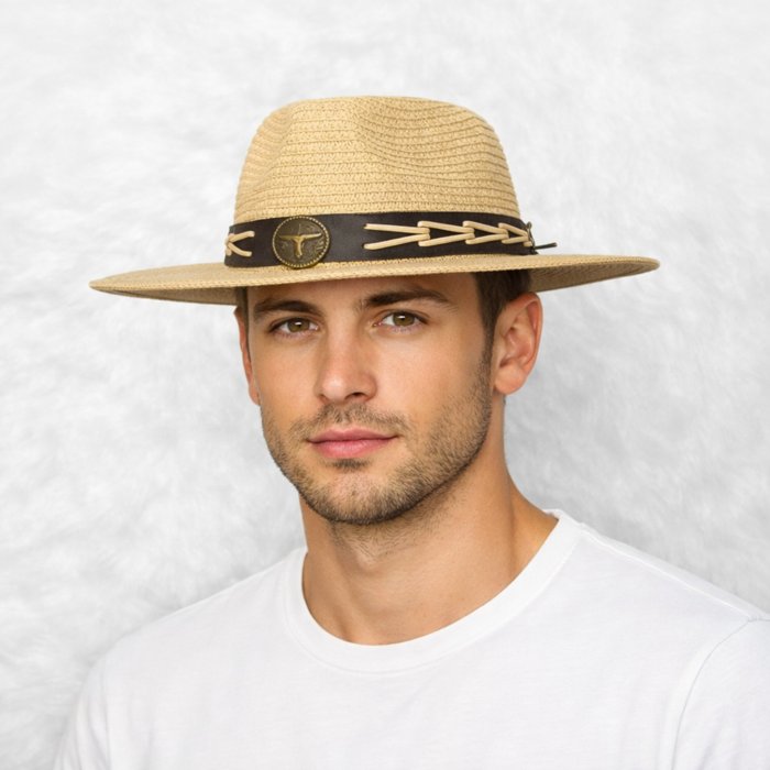 Un homme porte le Chapeau Cowboy Paille Homme​ beige