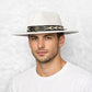 Un homme porte le Chapeau Cowboy Paille Homme​ blanc