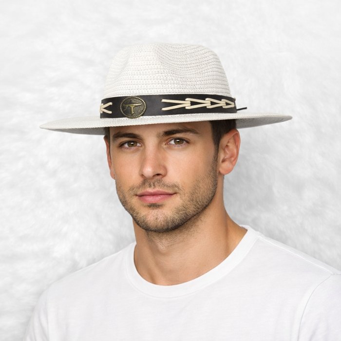 Un homme porte le Chapeau Cowboy Paille Homme​ blanc