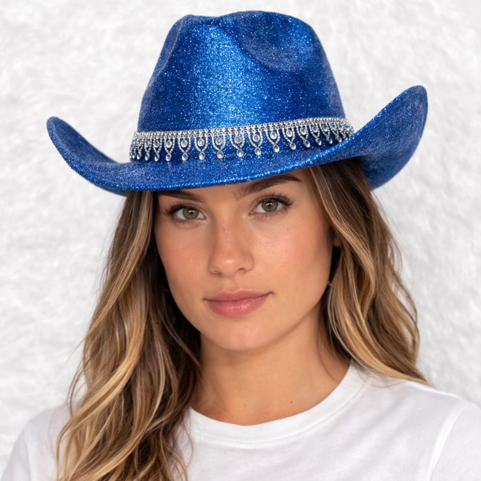 Une femme porte le Chapeau Cowboy Paillette bleu