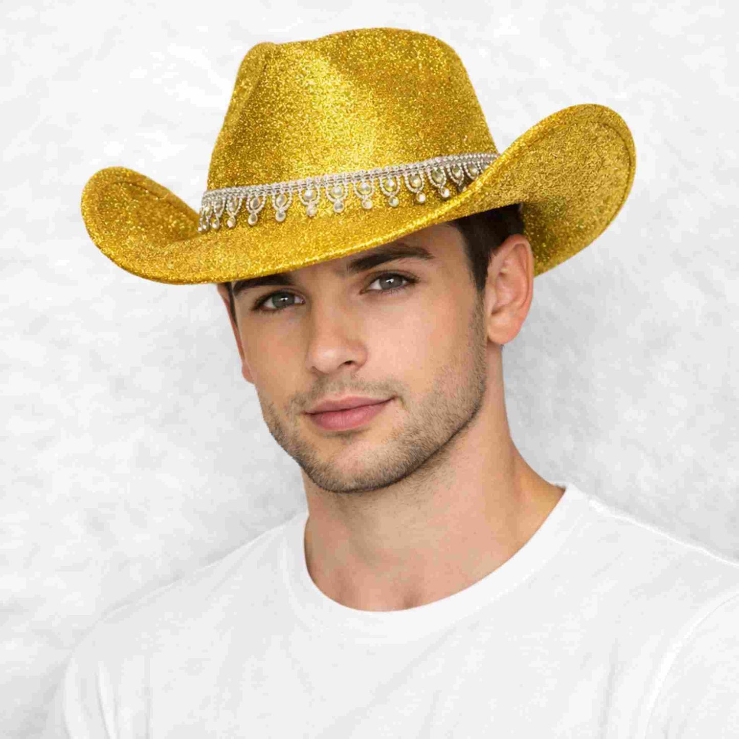 Un homme porte le Chapeau Cowboy Paillette jaune