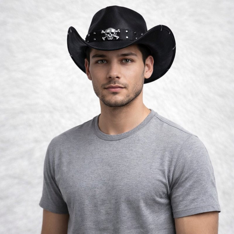 Un homme porte le Chapeau Cowboy Tête de Mort noir