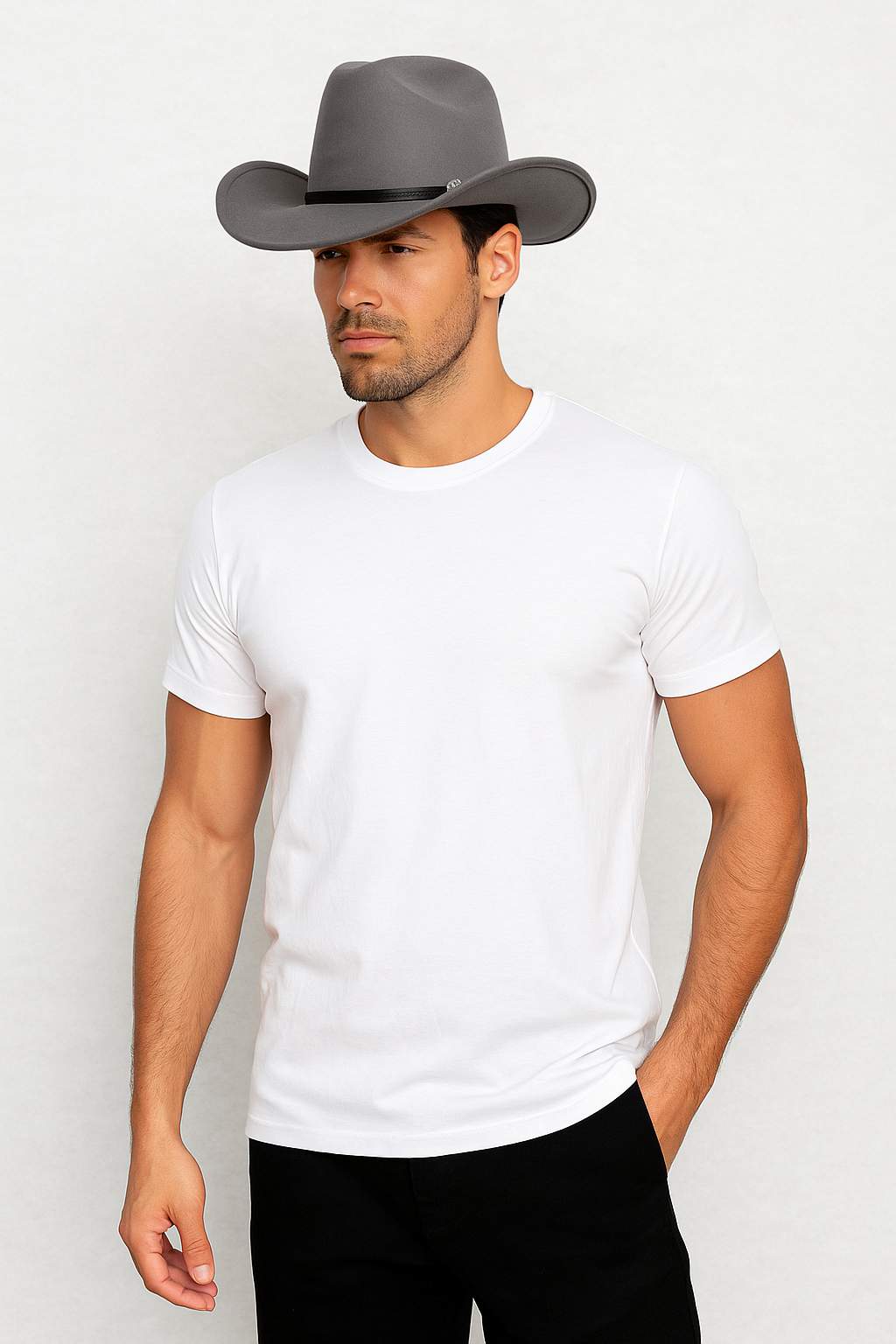 Un homme porte le Chapeau Cowboy de Luxe gris