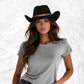 Une femme porte le Chapeau Cowboy pas cher pour femme