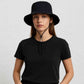 Une femme porte le Chapeau Femme Été Noir