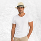 Un homme porte le Chapeau Homme Grande Taille