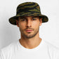 Un homme porte le Chapeau Militaire Aventurier