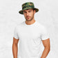 Un homme porte le Chapeau Militaire Camouflage Pixel