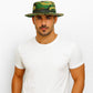 Un homme porte le Chapeau Militaire Camouflage de l'Armée