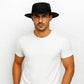 Un homme porte le Chapeau Militaire Noir