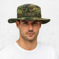 Un homme porte le Chapeau Militaire Pixel Foret 