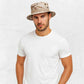 Un homme porte le Chapeau Militaire Pixel beige